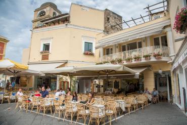 Al piccolo bar (Capri)